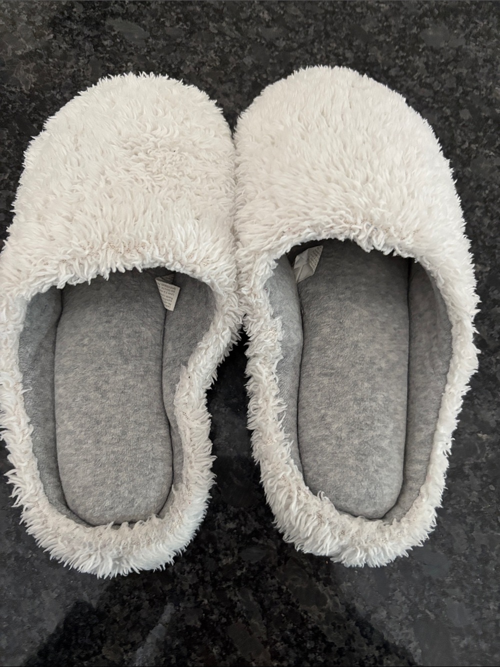 dearfoams Women's Plush Slip-On Slippers in white, non slip sole, used 1or 2X